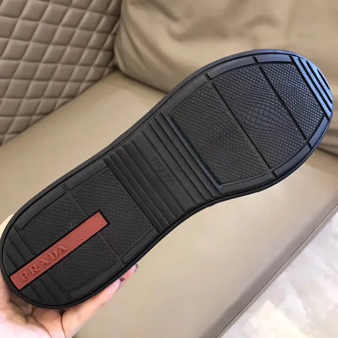 P400 Yuan Size: 38-45 Prada 2021 spring and summer men’s genuine leather sports shoes, the highest version on the market, any comparison is welcome🆚! The original leather has excellent texture and is super high-end! Fetal sheep lining imported from Italy, removable pad! Luxurious materials and fine workmanship, highly recommended!